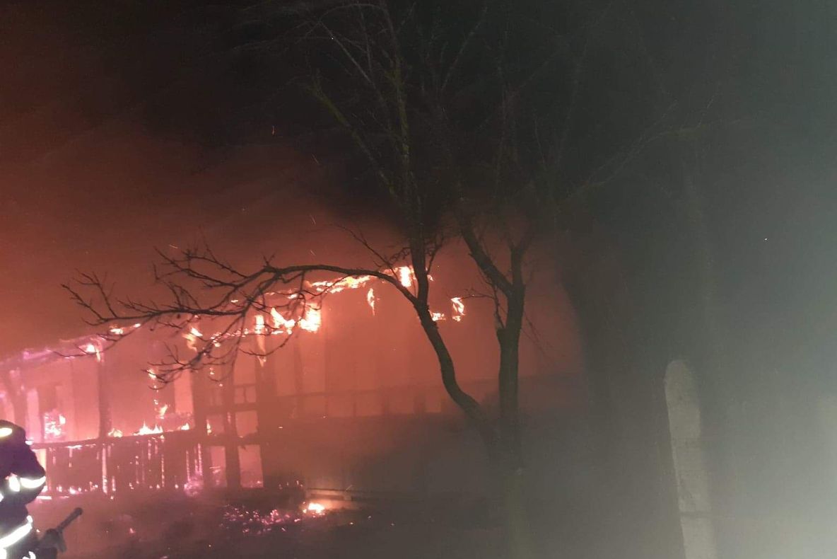Casă în flăcări. Proprietarul a avut nevoie de îngrijiri medicale