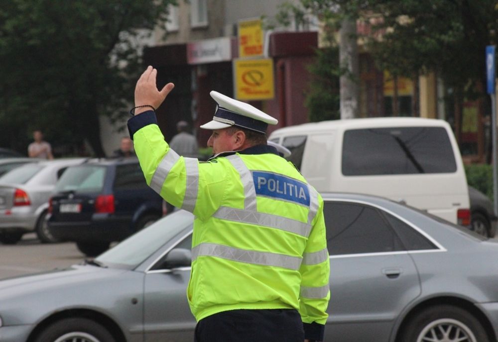 Mașină fără plăcuțe de înmatriculare oprită de polițiști