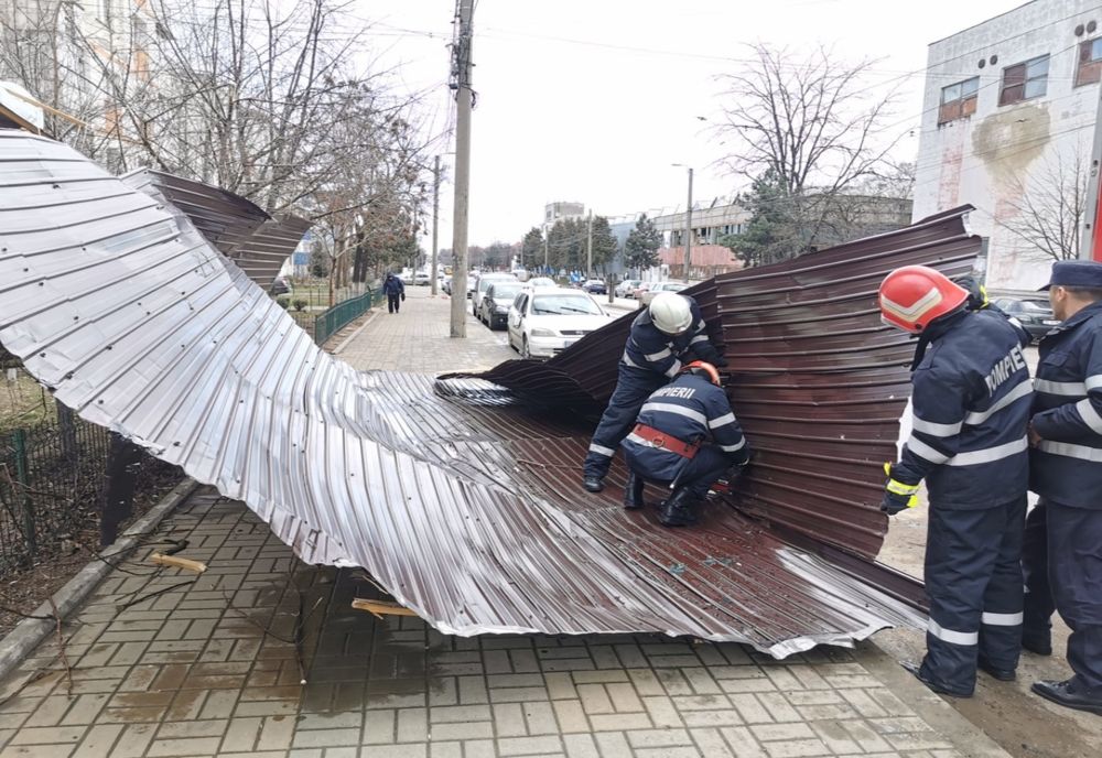 Autoturisme avariate de un acoperiș luat de vânt