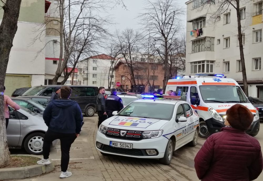 S-a urcat pe un bloc turn și a amenințat că se sinucide