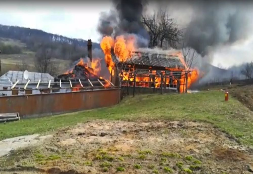 Casă în flăcări în localitatea Racovăț