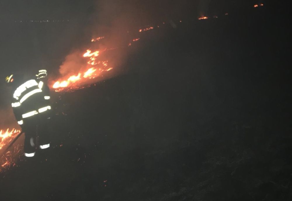 Incendiu în comuna Trușești. Au intervenit șapte pompieri și voluntari