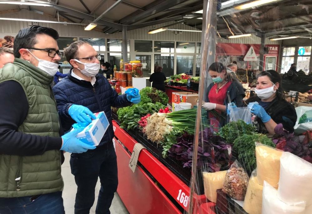 Viceprimarul Cosmin Andrei a împărțit măști și mănuși comercianților din piață