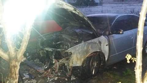 Incendiu în municipiul Botoșani. Un autoturism a ars pe jumătate iar alte două au fost afectate