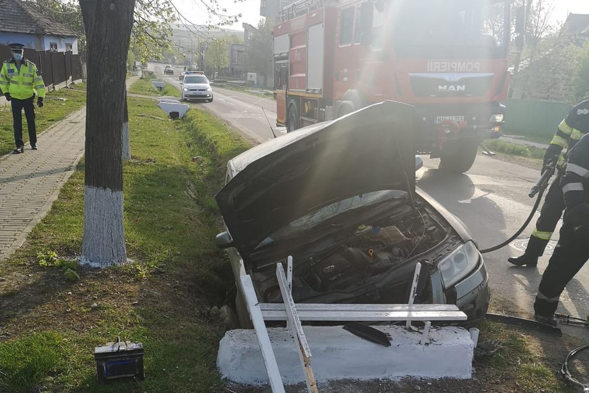 Accident la Flămânzi. Un șofer a intrat cu mașina într-un cap de pod