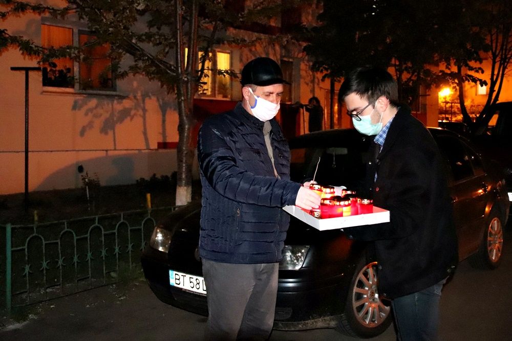 Lumină împărțită de voluntari prin cartiere FOTO&amp;VIDEO