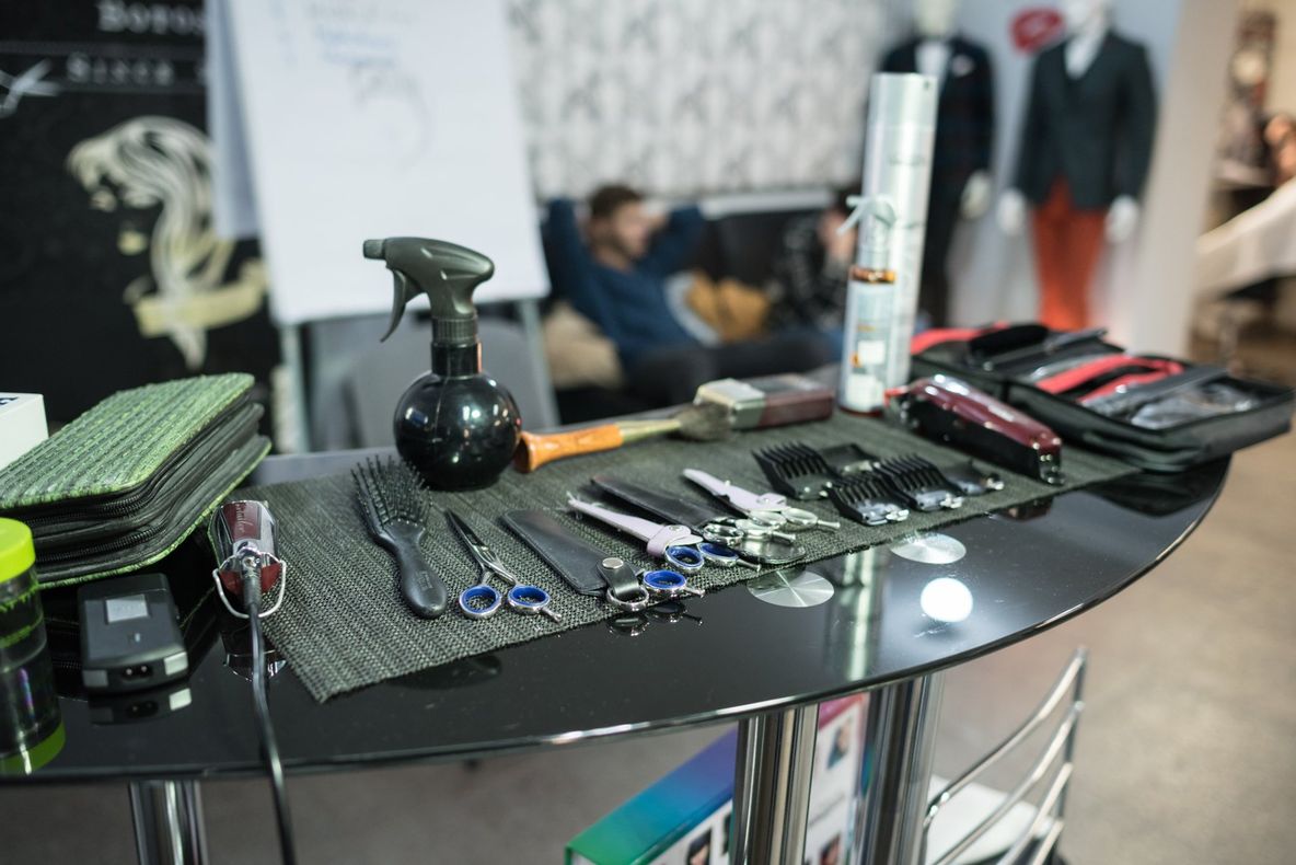 Frizeriile se redeschid vineri. Măsuri fără precedent luate de administratori / VIDEO