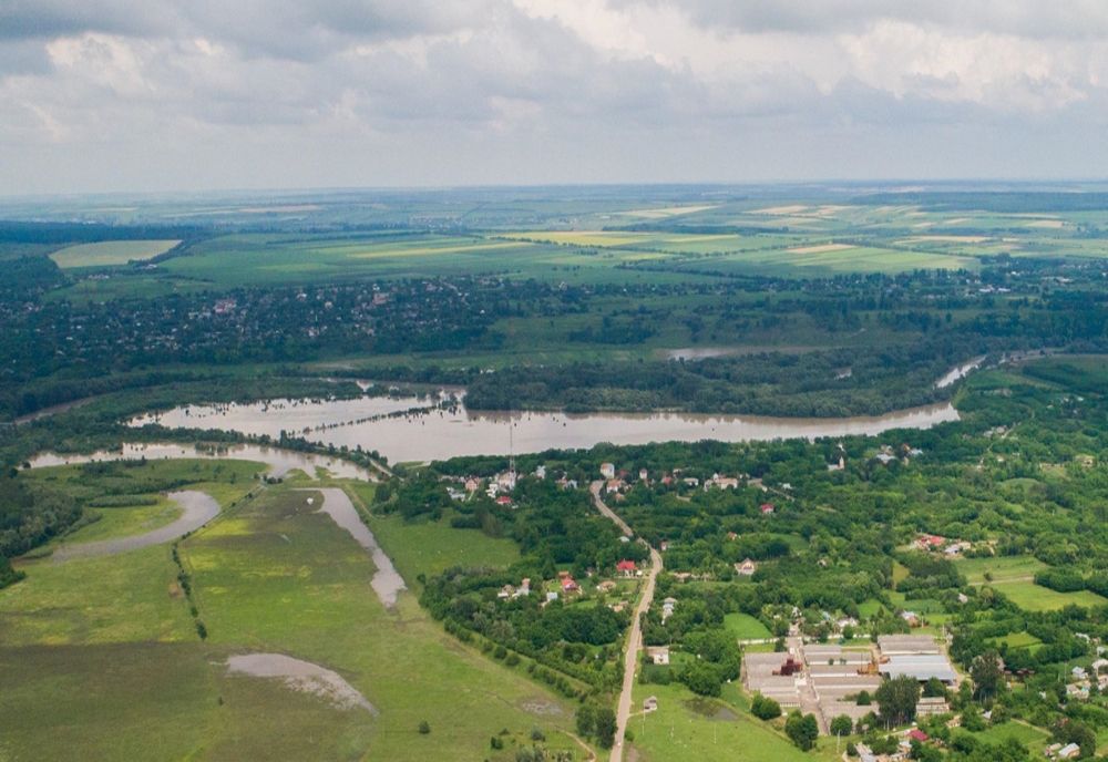 S-a depășit cota de inundații cu 170 cm. Se fac pregătiri pentru evacuarea populației și construirea de diguri în Rădăuți Prut FOTO