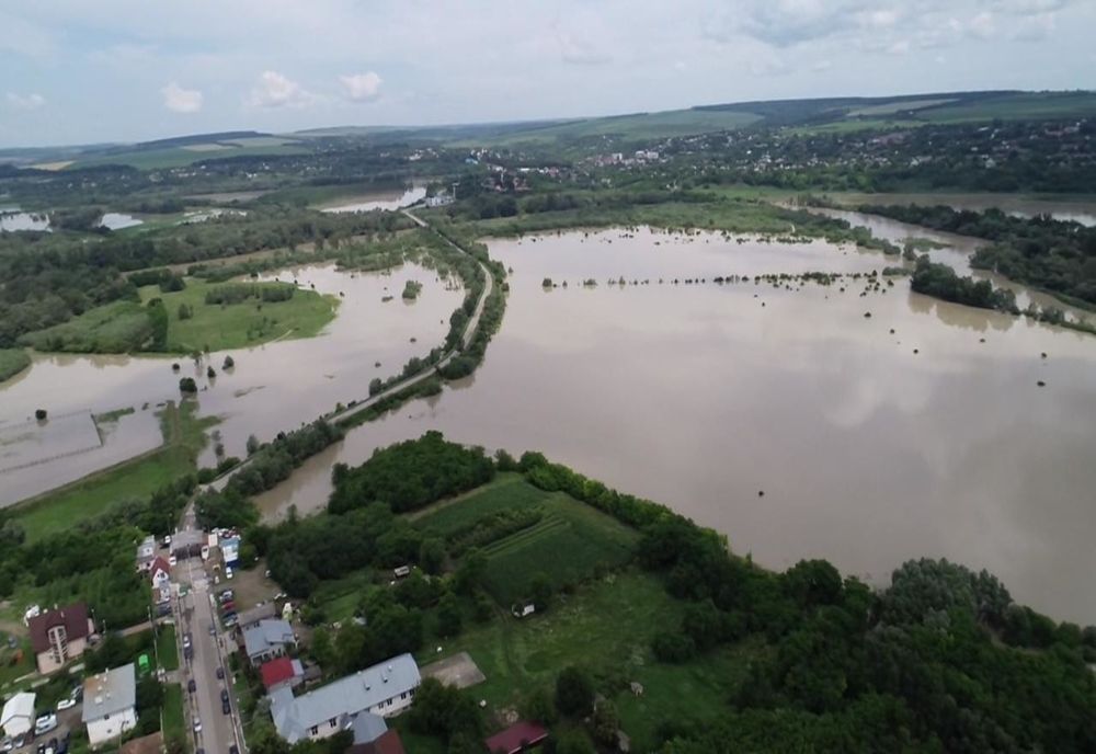 Prutul a invadat o suprafață mare a localității Rădăuți Prut GALERIE FOTO
