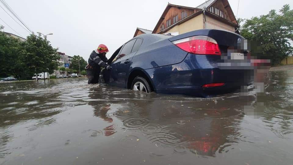 Inundații in Botoșani și Saveni. Apa a blocat intersecțiile din Botoșani si a patruns in curțile oamenilor