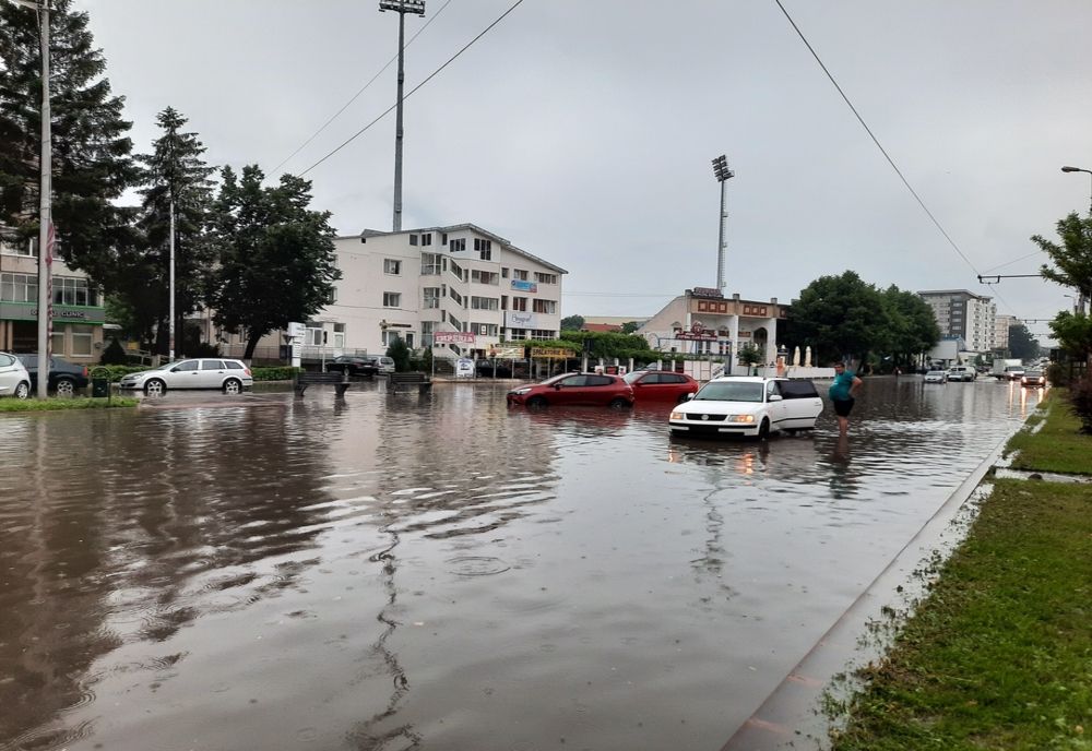 Botoșaniul sub ape. VEZI cu arată municipiul după o ploaie torențială FOTO&amp;VIDEO