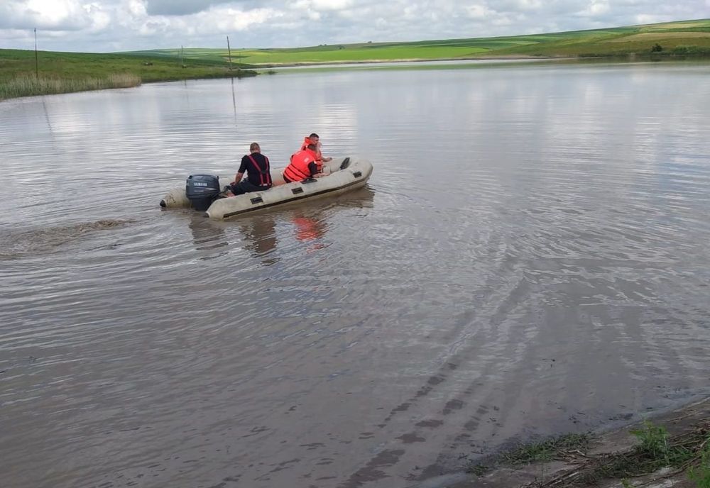Bărbat căutat de pompieri în iazul din Viișoara FOTO