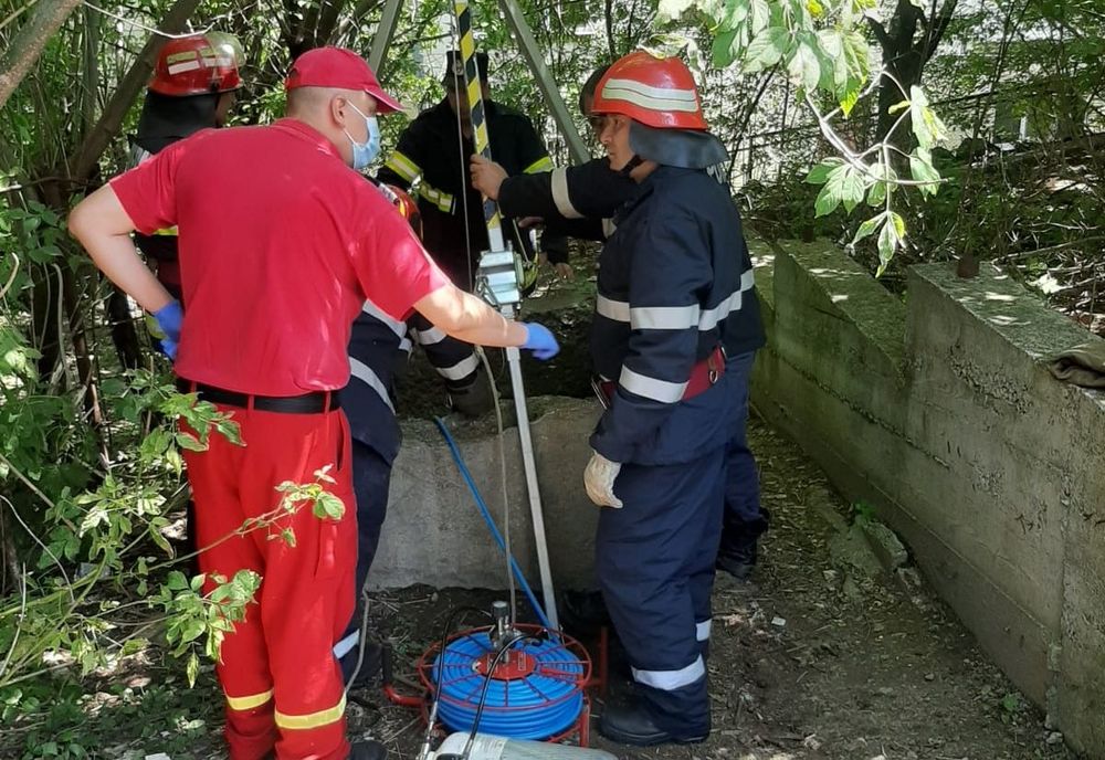 Bărbat scos din fântână de pompieri