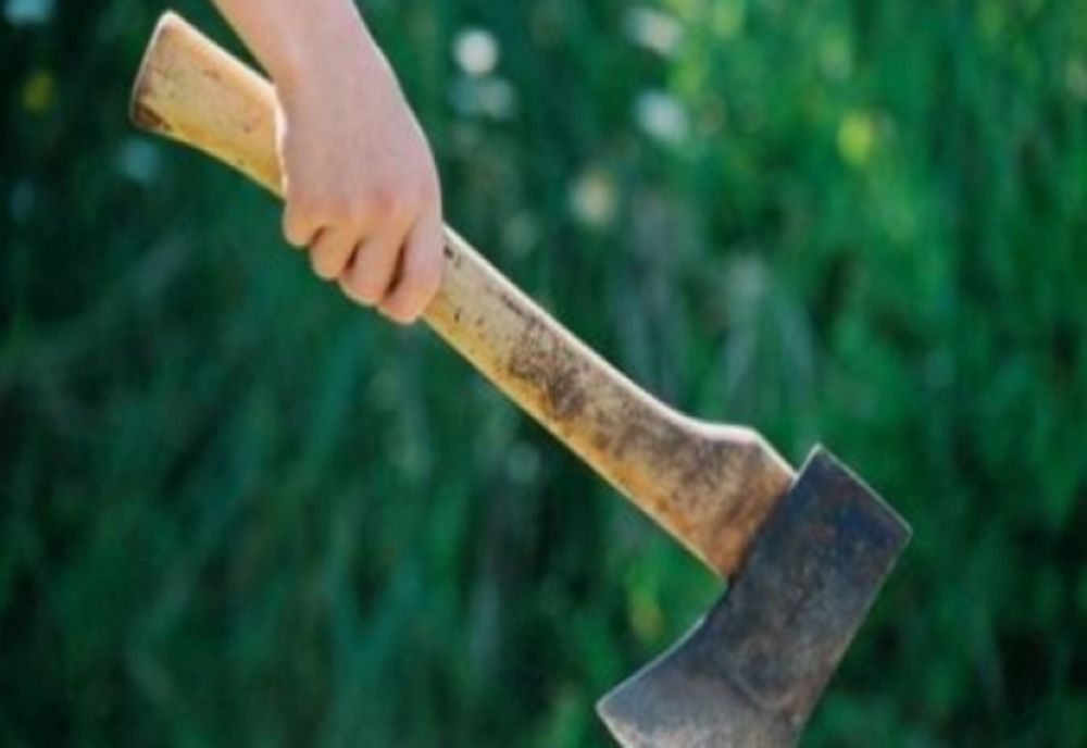 Un bărbat terorizează un sat întreg: umblă cu o bărdiță după el și nu se sfiește să atace pe oricine îi stă în cale!