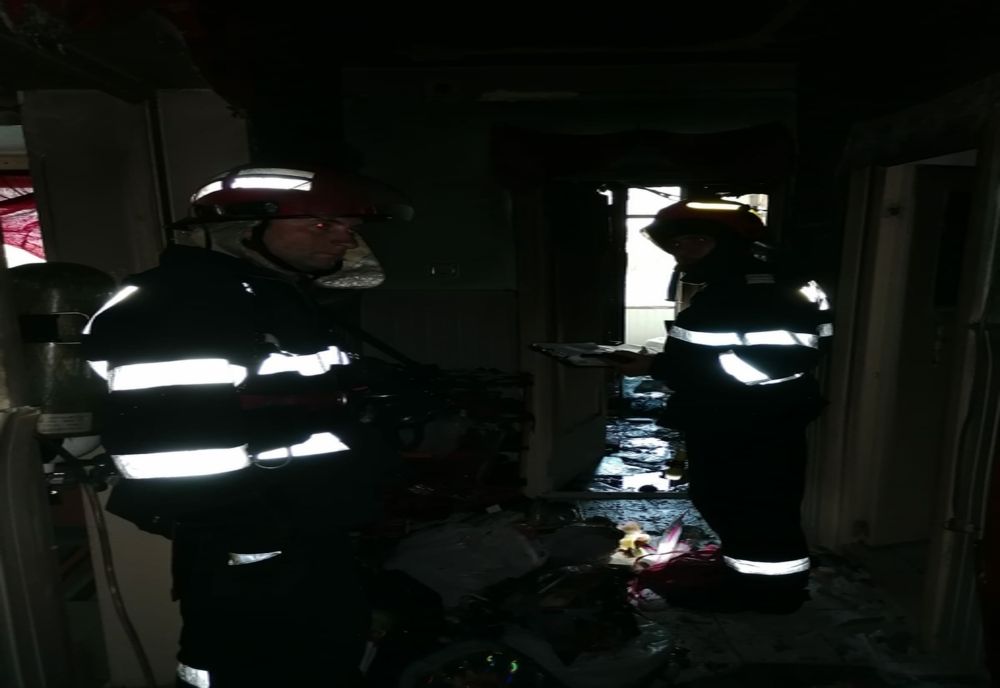 La un pas de tragedie! 23 de persoane evacuate! Focul a pornit de la o lumânare lăsată nesupravegheată