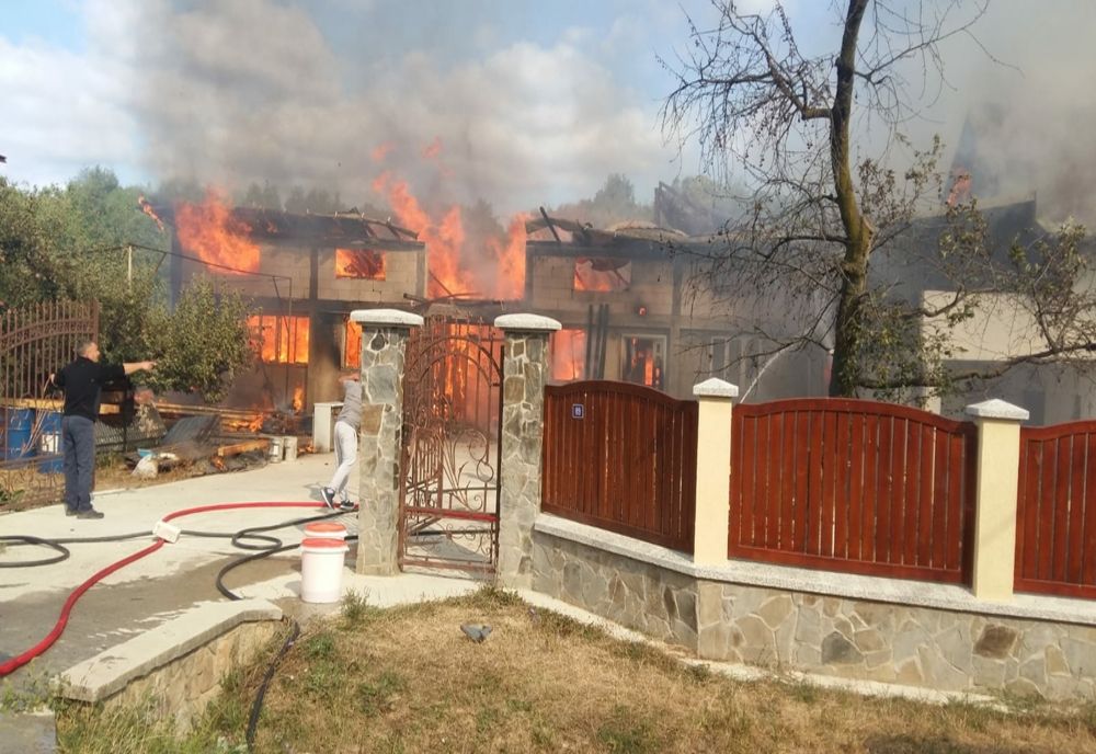 Incendiu violent în județul Botoșani (FOTO)