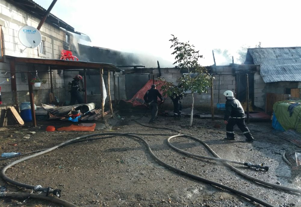 Familie cu trei copii rămasă fără acoperiș deasupra capului, la Românești