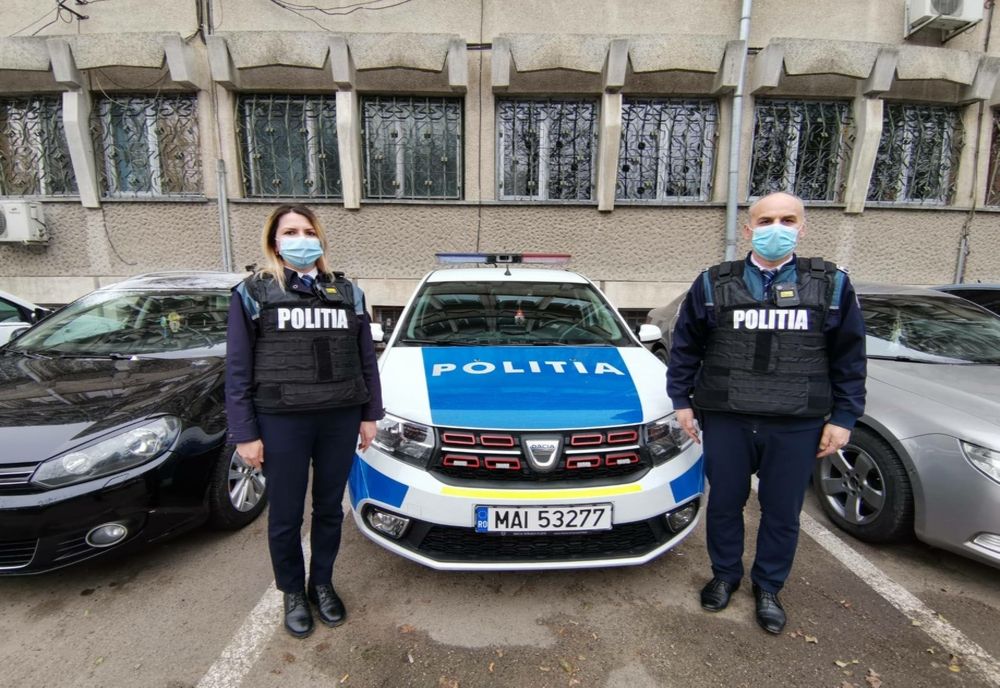 Doi polițiști din Botoșani, soț și soție, au salvat o femeie, de 53 de ani, a cărei locuință a fost cuprinsă de flăcări.