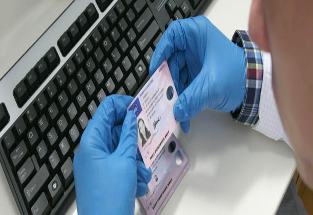 A încercat să păcălească polițiștii cu un permis de conducere fals