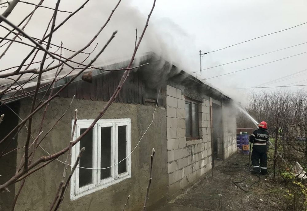 La un pas de tragedie după ce a încercat să întețească focul în sobă cu benzină! Lângă casă se afla un rastel cu 23 butelii
