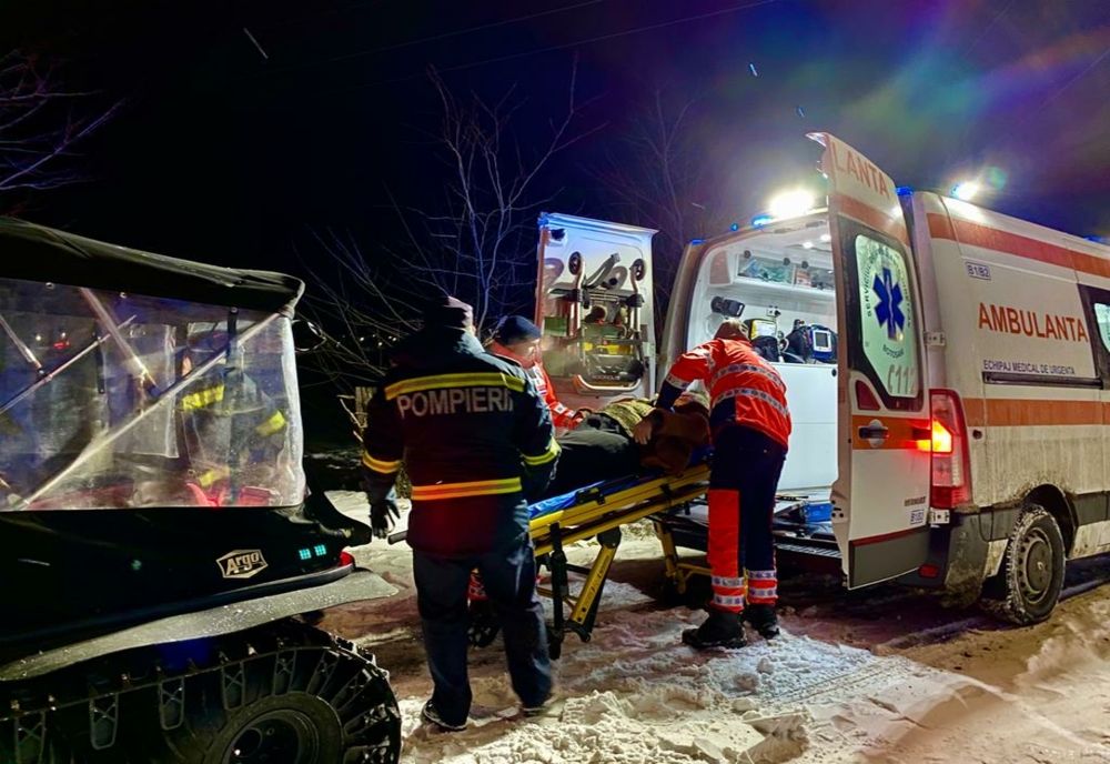 O bătrână a ajuns la spital cu ajutorul șenilatei