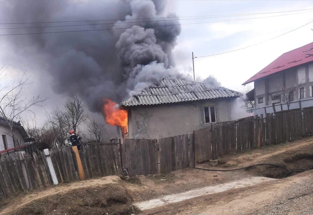 Cinci copii rămăși fără adăpost după ce le-a ars casa