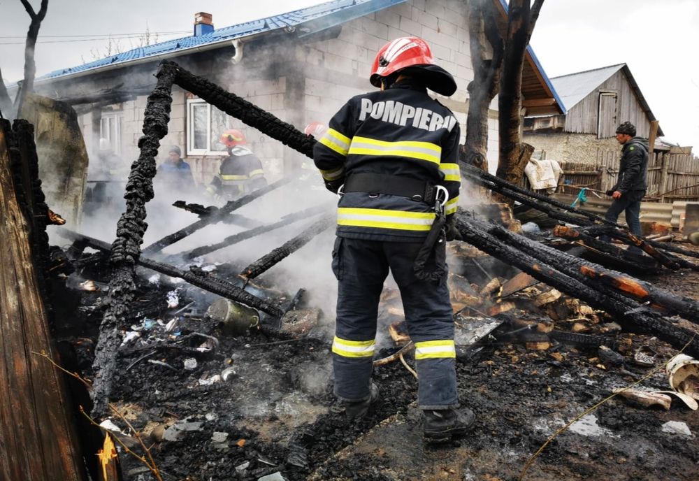 Suprasolicitarea instalației electrice a lăsat o familie fără bucătăria de vară