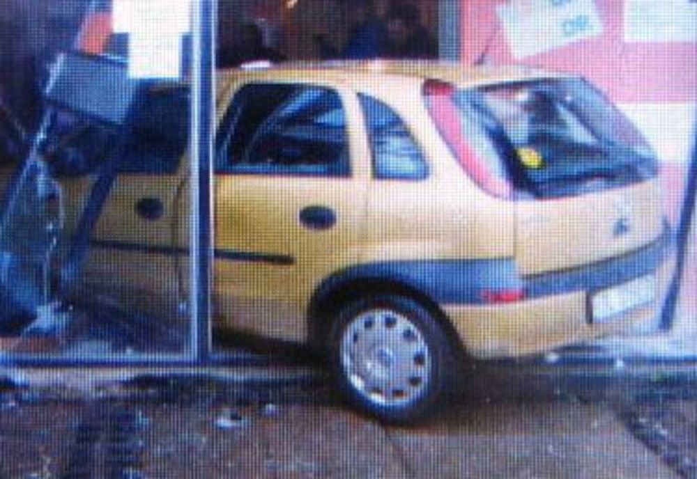 Un tânăr fără permis s-a oprit cu mașina într-un magazin