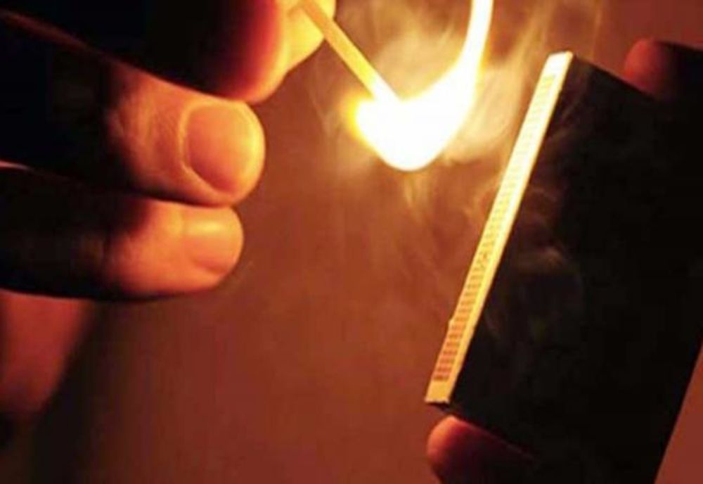 Dragoste înflăcărată! Și-a stropit soțul cu benzină și i-a dat foc