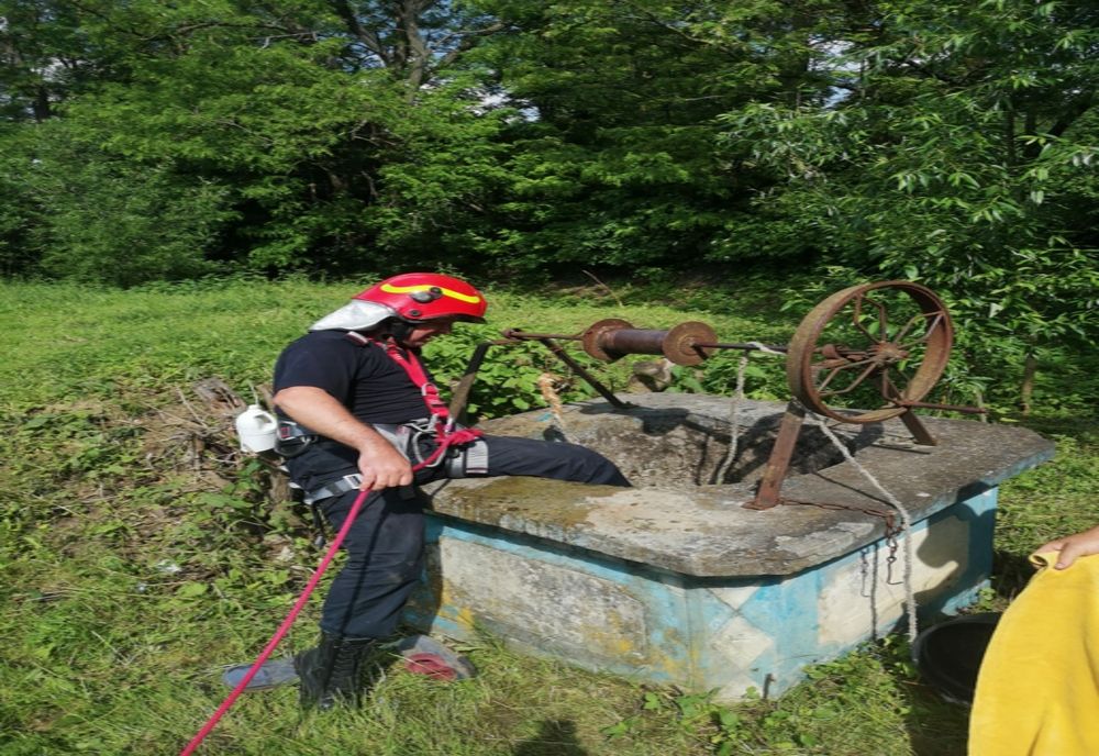 O femeie de 66 de ani, găsită moartă intr-o fântână