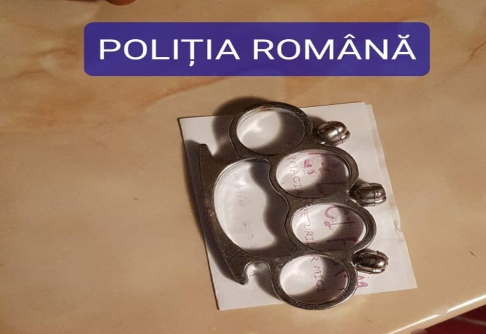 Doi bătăuși reținuți de polițiști. Pe cine au bătut