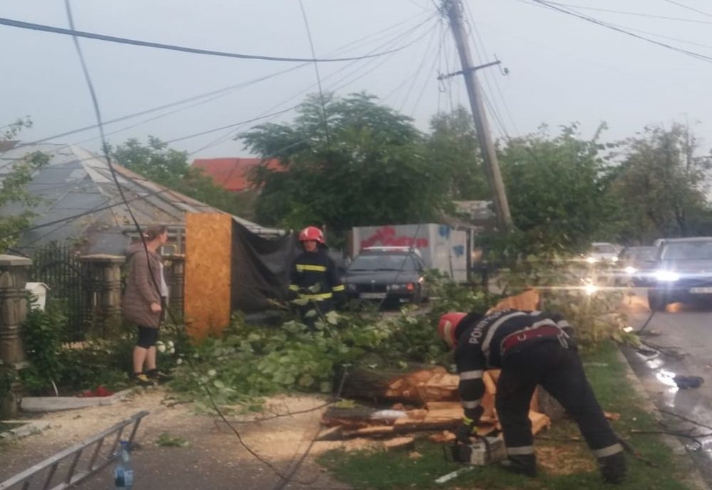 Șarpante smulse de vânt, copaci căzuți pe carosabil și stâlpi electrici afectați de furtună