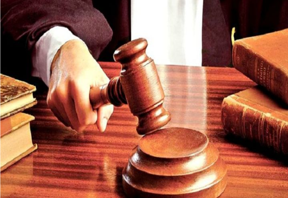 Doi tineri au stropit cu benzină și au dat foc unei locuințe 