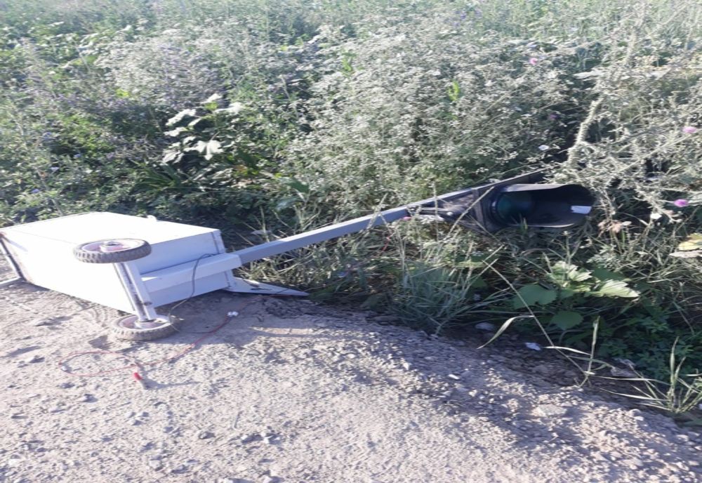 Semafoare și semne de circulație, vandalizate pe un drum din Botoșani