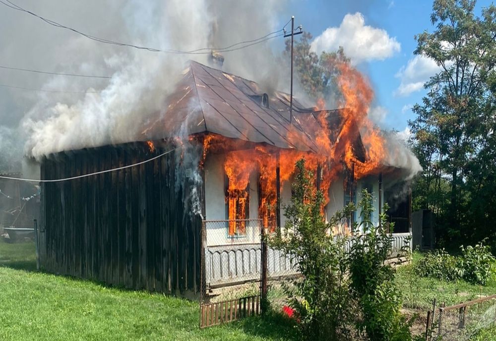Ceartă cu scântei. Casă în flăcări după o dispută nepot - bunic