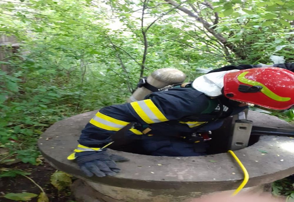 Adolescentă, salvată de pompieri dintr-o fântână. Nu se știe cum a ajuns acolo