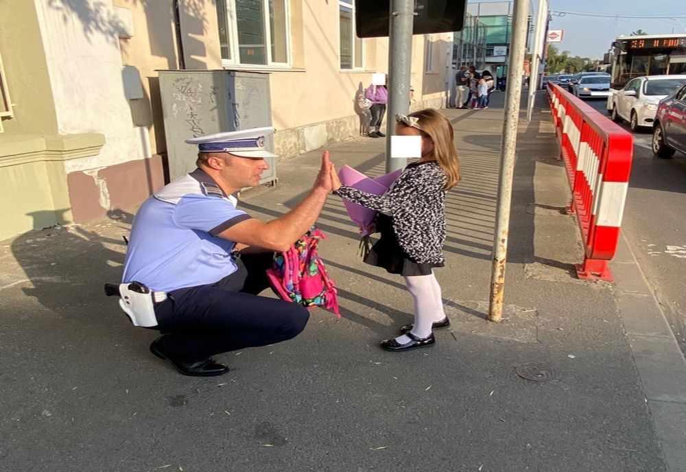 Polițiștii, alături de elevi, la început de an școlar