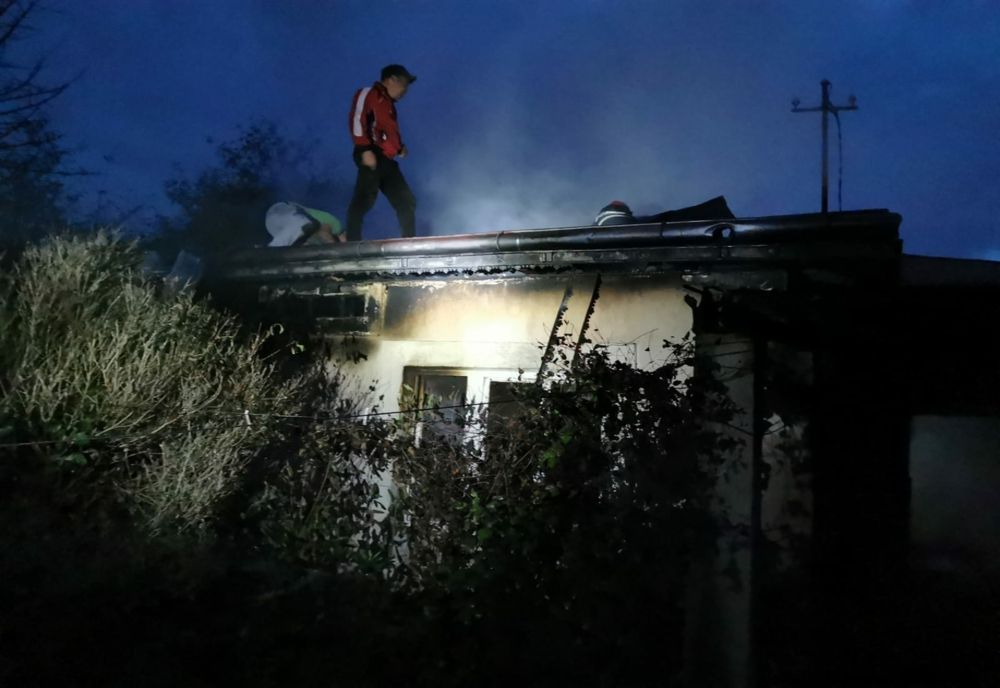 Mamă șii fiică scoase din flăcări de vecini și doi pompieri aflați în timpul liber