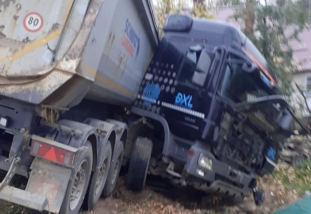 O familie din Botoșani s-a trezit cu un camion în curtea casei