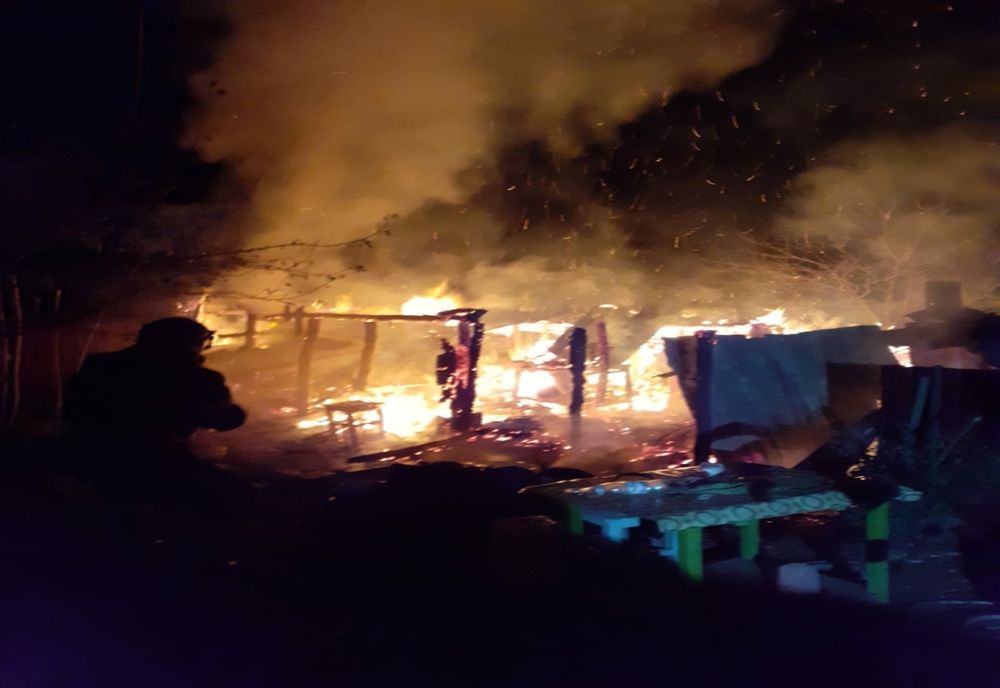 A vrut să facă țuică, dar și-a incendiat o magazie- FOTO