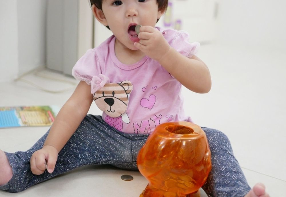 Atenție la obiectele mici care pot fi înghițite de copilași sau băgate în nas!