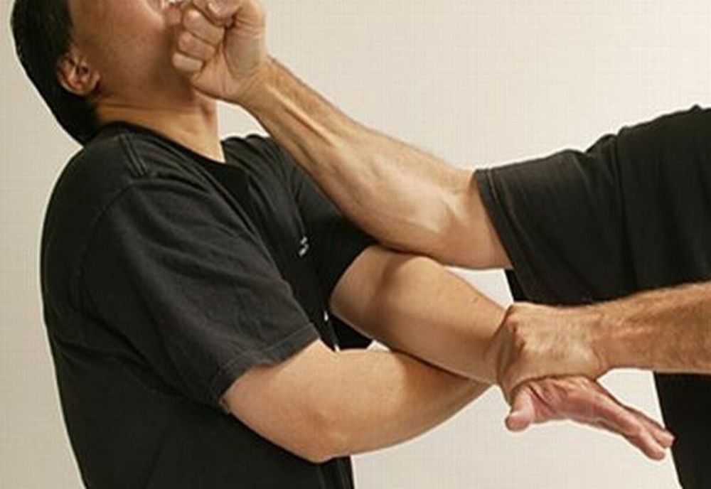 Tânăr violent liniștit de polițiști în arest