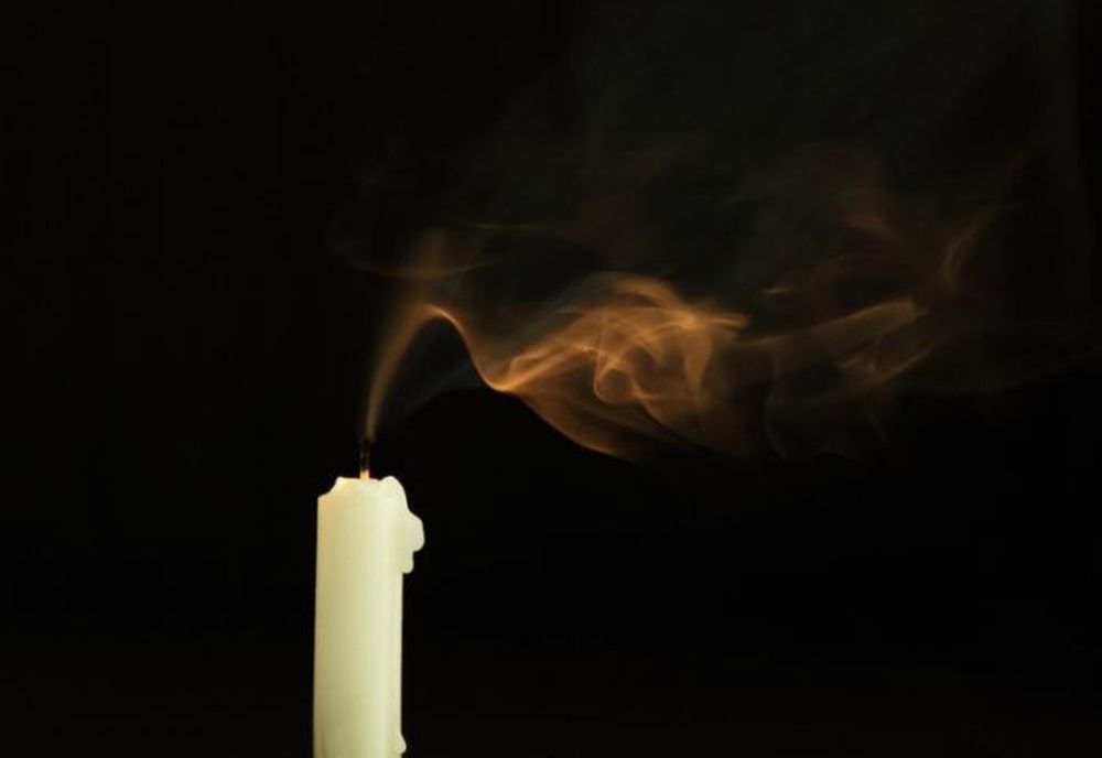 Un bărbat a adormit cu o lumânare aprinsă. Ce s-a întâmplat când s-a trezit