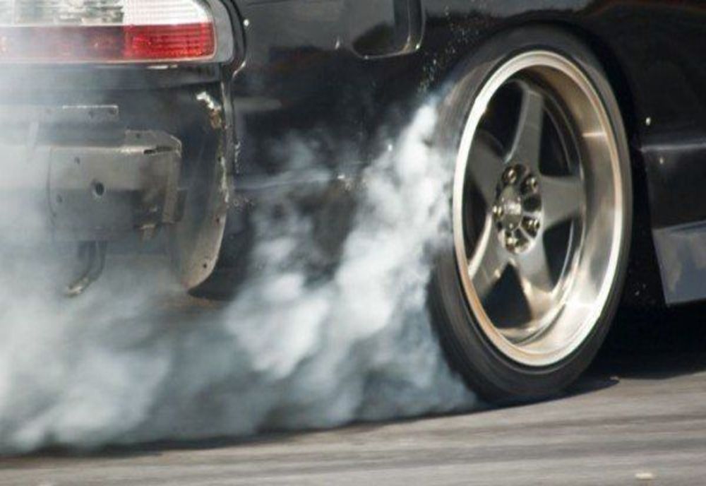 S-a dat de gol că e beat la volan și fără permis de conducere, făcând drifturi într-o parcare