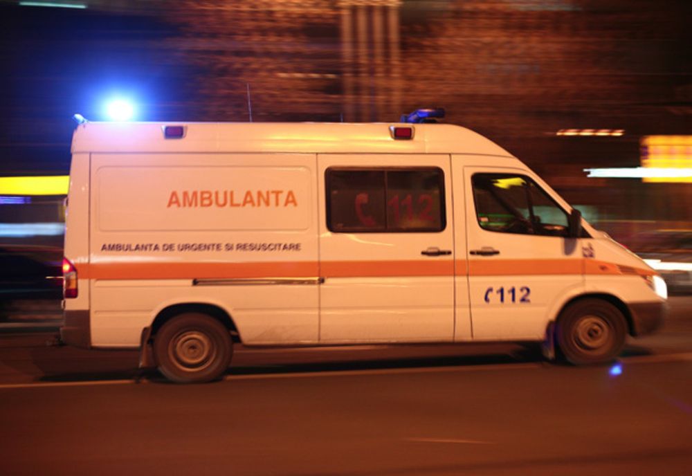 Un echipaj de la Ambulanță „plimbat” printr-un sat pentru o naștere închipuită