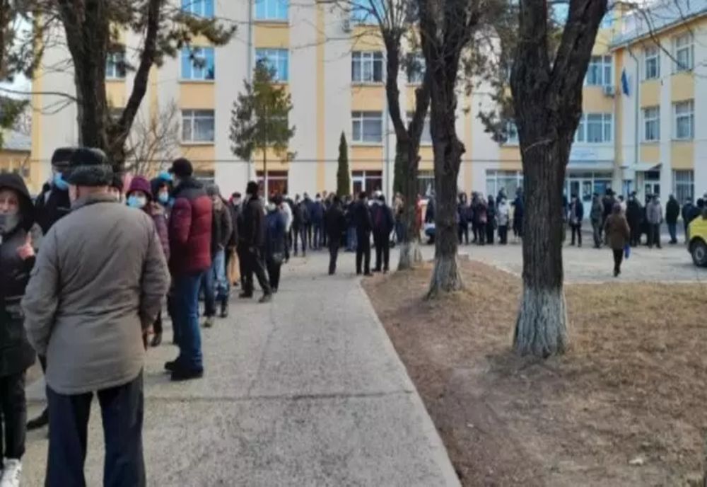 FOTO | Coadă uriaşă la un centru de vaccinare din Botoşani. Sute de oameni, în aşteptarea voucherelor de masă