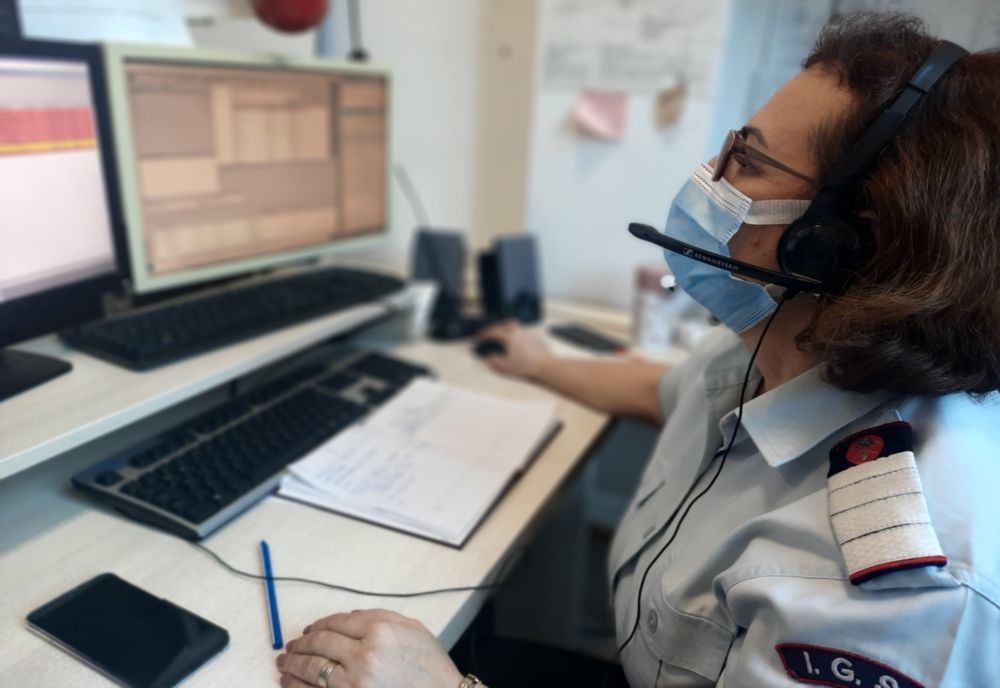 Două șoferițe din Botoșani și-au făcut mașinile să sune din greșeală la 112 în timp ce ștergeau praful