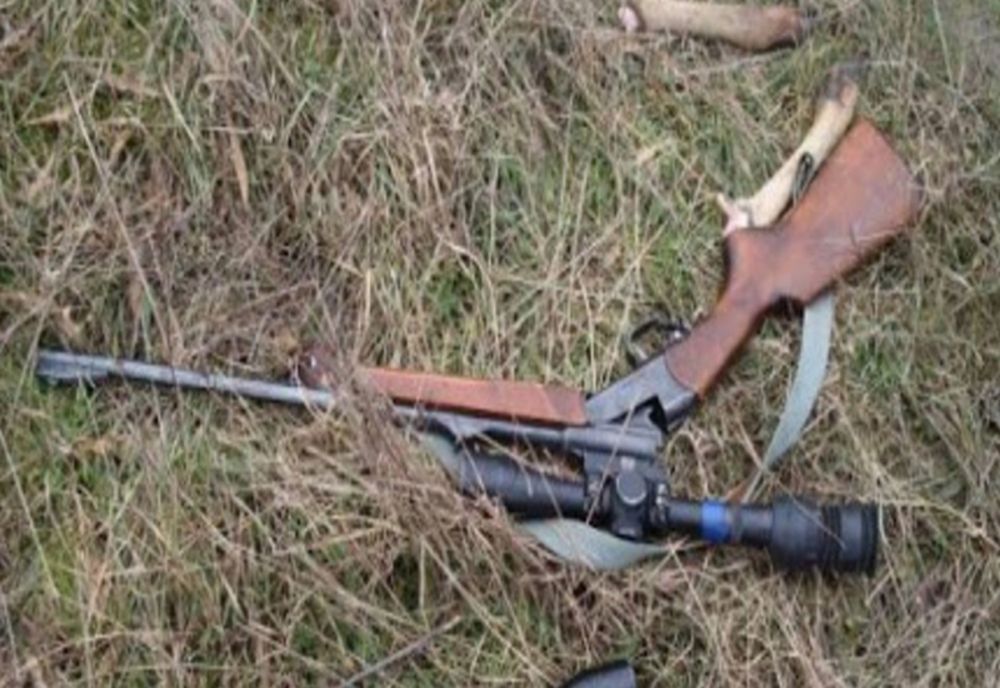 Percheziții la braconieri. Trofee, sisteme de ochire și lațuri, ridicate de polițiști