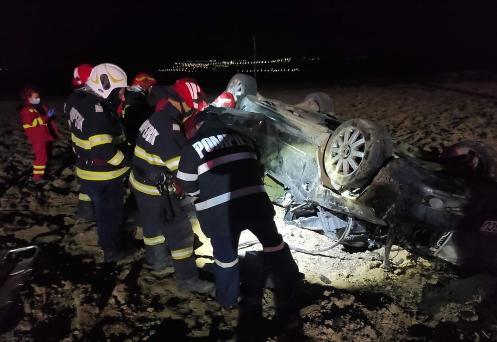 FOTO-Un tânăr a rămas încarcerat după ce s-a răsturnat cu mașina