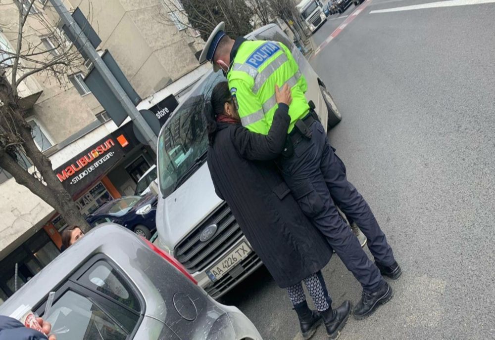 Imaginea care face cât o mie de cuvinte: durerea unei victime a războiului din Ucraina, alinată de un polițist - FOTO